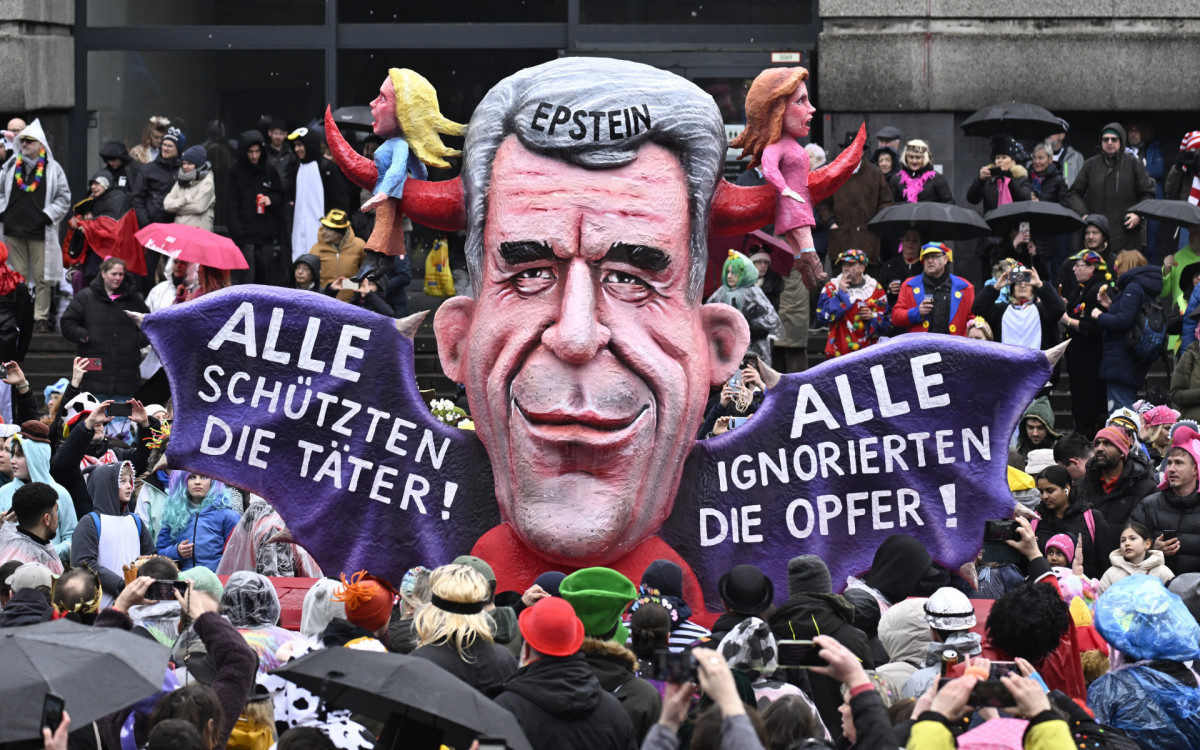 Carro alegórico mostra o financista Jeffrey Epstein  - AFP