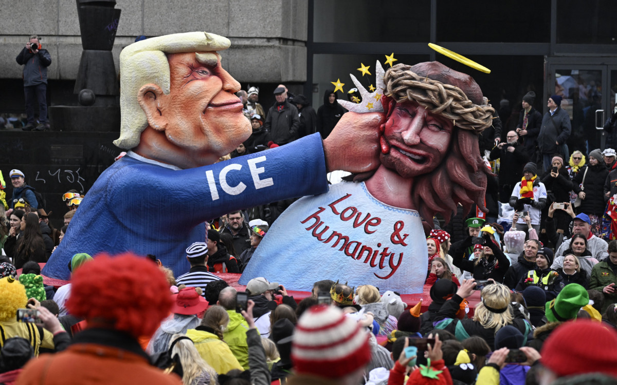 Carro alegórico mostra Trump dando um soco em Jesus Cristo  - AFP