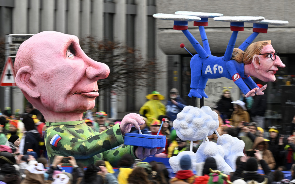 Carro alegórico mostra Putin controlando um drone com as cores do partido alemão de extrema-direita Alternativa Para a Alemanha  - AFP