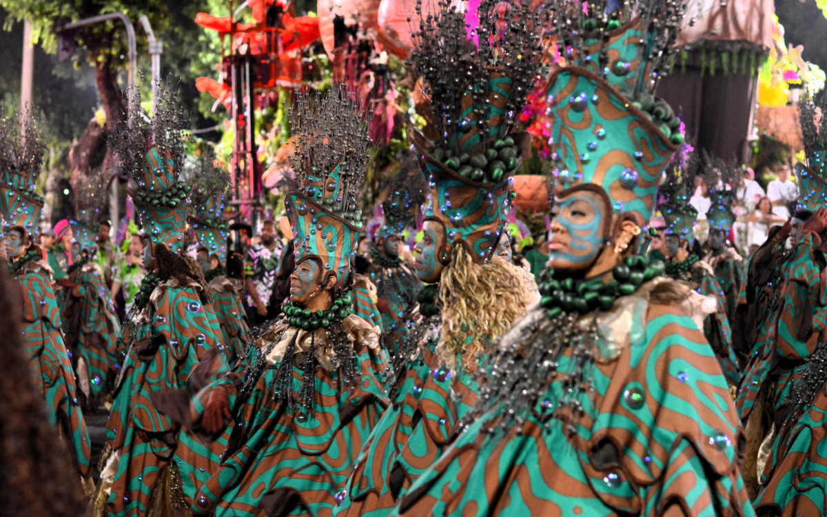 Estação Primeira de Mangueira desfila na Sapucaí