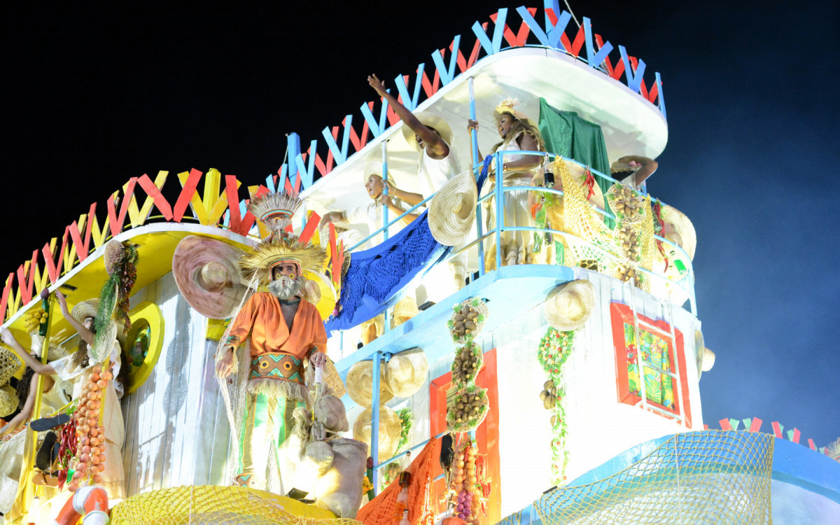 Estação Primeira de Mangueira desfila na Sapucaí