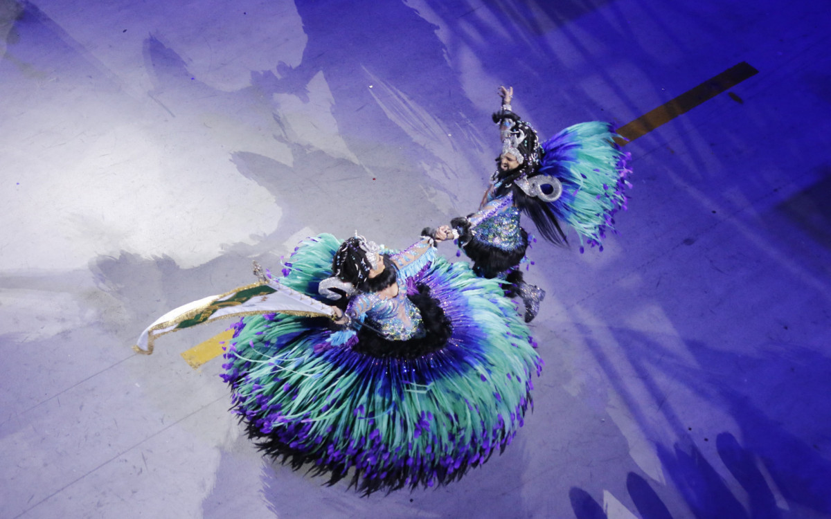 Casal de mestre-sala e porta-bandeira da Imperatriz