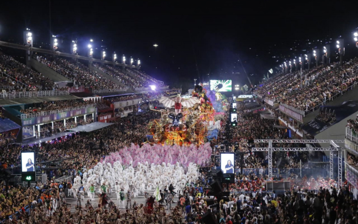 Imperatriz Leopoldinense desfila na Sapucaí