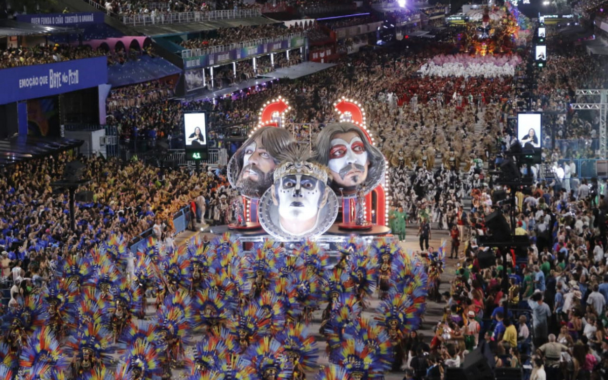 Imperatriz Leopoldinense desfila na Sapucaí