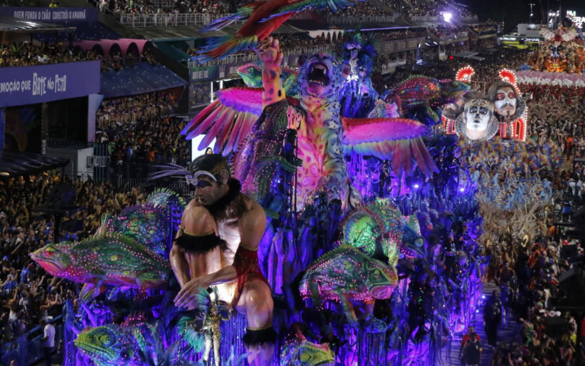 Imperatriz Leopoldinense desfila na Sapucaí