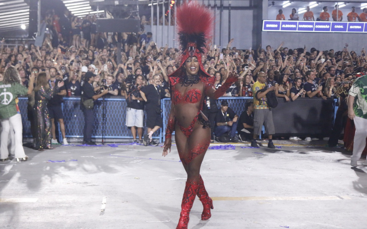 Vestida de serpente, IZA encanta na Sapucaí