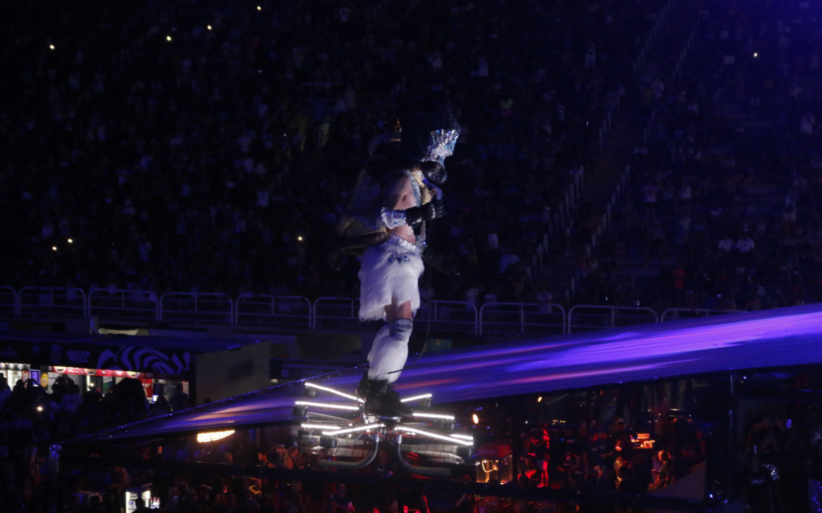 Integrante da Portela \'voa\' na Marquês de Sapucaí