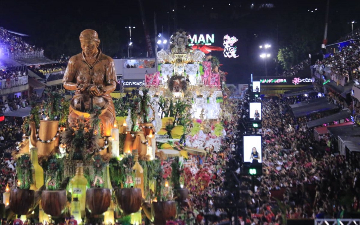 Estação Primeira de Mangueira desfila na Sapucaí com homenagem ao Mestre Sacaca