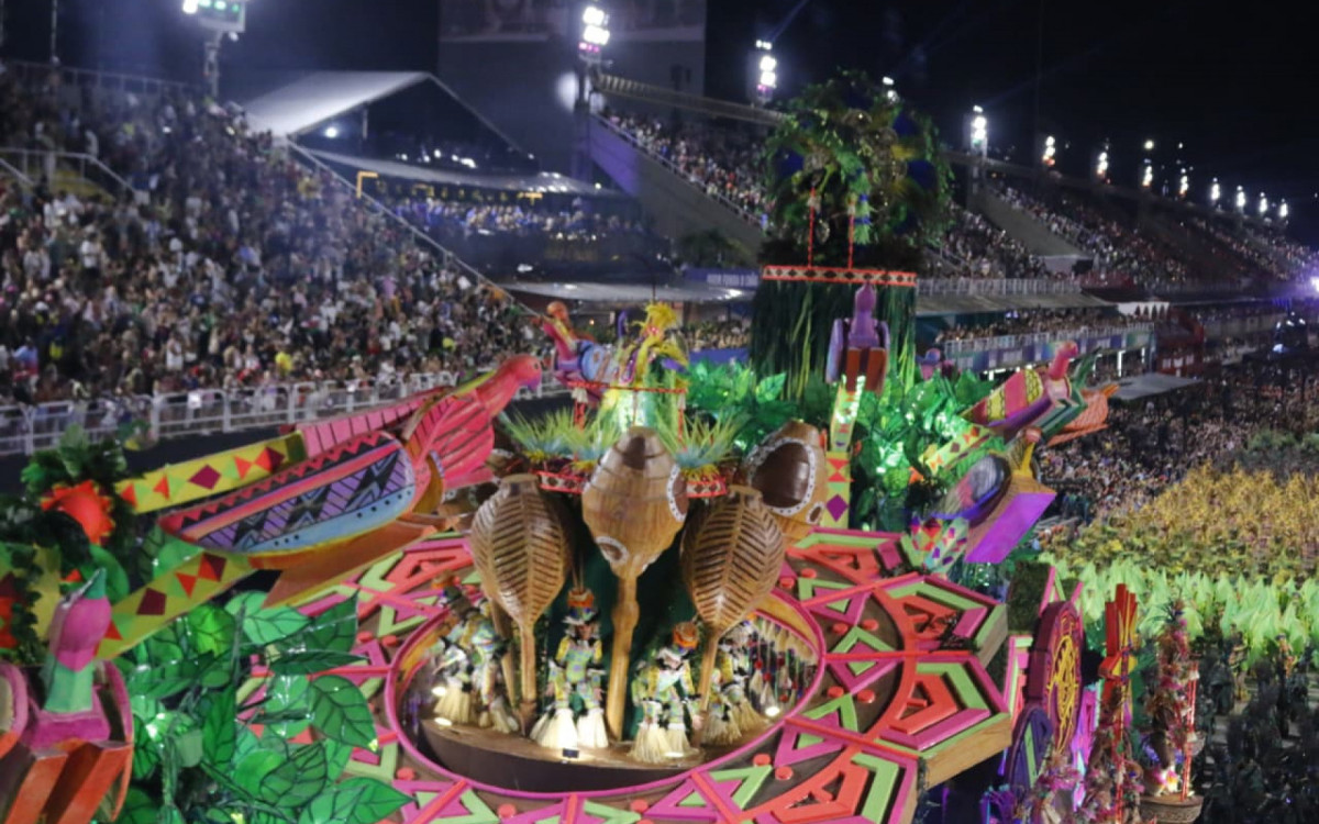 Estação Primeira de Mangueira desfila na Sapucaí