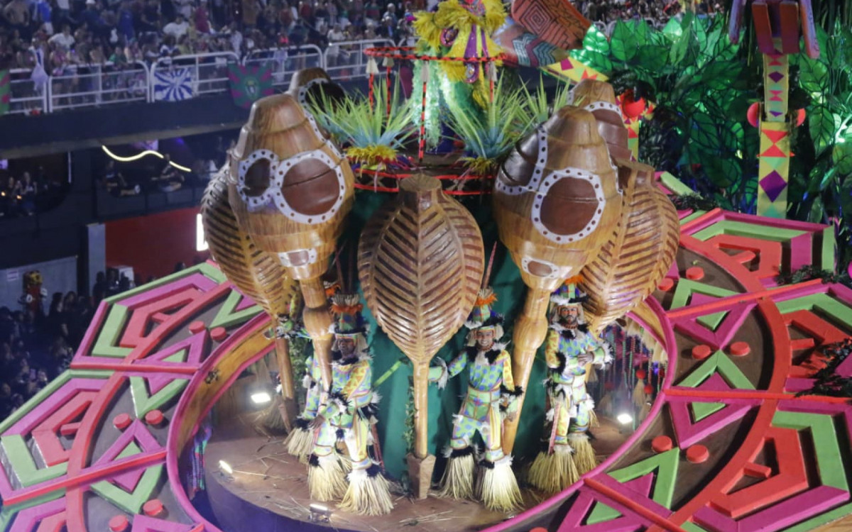 Estação Primeira de Mangueira desfila na Sapucaí