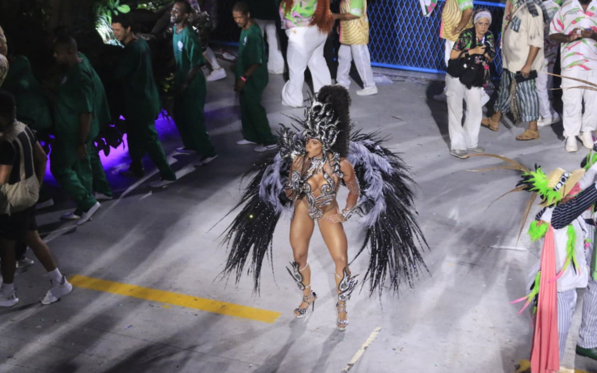 Evelyn Basttos brilha no desfile na Mangueira