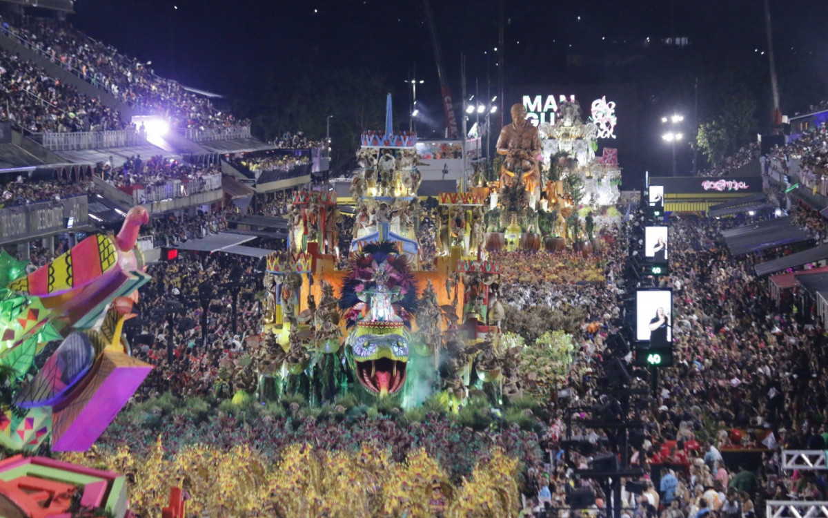 Estação Primeira de Mangueira desfila na Sapucaí