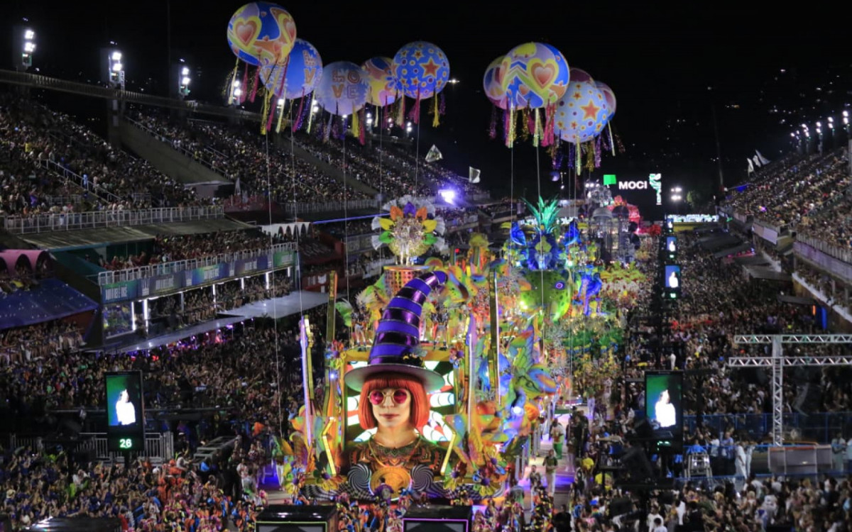Mocidade apresentou enredo sobre vida pública de Rita Lee