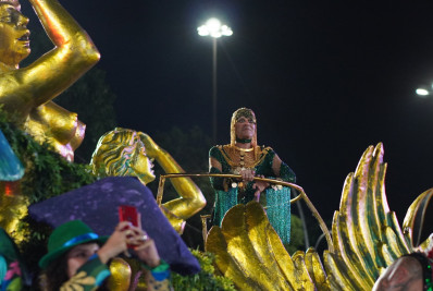 Exuberante, Imperatriz exalta Ney Matogrosso com desfile 'camaleônico'