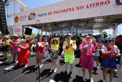 Bloco Sargento Pimenta reúne multidão no Aterro com tributo a Cássia Eller
