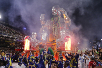 Homenagem a Lula no desfile da Acadêmicos de Niterói divide políticos e gera embate nas redes