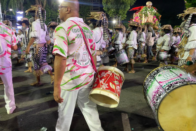 Inédito! Bateria da Mangueira leva marabaixeiros amapaenses para desfile; veja imagens