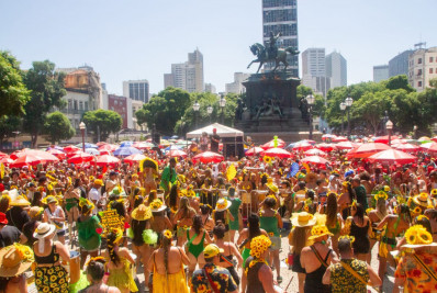 Que Pena Amor agita foliões e fãs nostálgicos com clássicos do pagode
