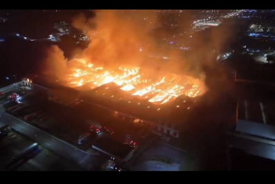 Vídeo: Incêndio de grandes proporções atinge galpão comercial em São Paulo