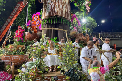 Aos 93 anos, viúva de Mestre Sacaca viaja de Macapá ao Rio para assistir à homenagem da Mangueira