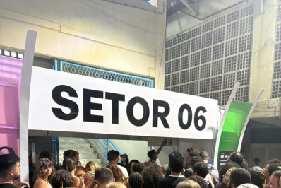 Foliões relatam queda de luz do sistema de bilhetagem no primeiro dia do Grupo Especial na Sapucaí