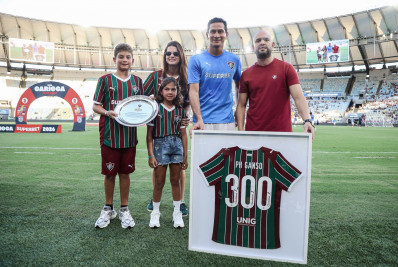 Ganso recebe homenagem após completar 300 jogos pelo Fluminense