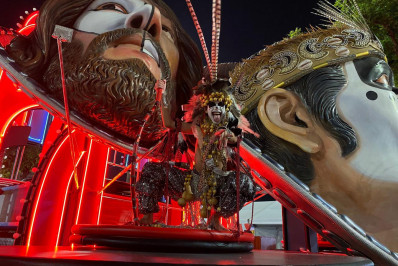 Aluno que viralizou ao performar Ney Matogrosso representa versão jovem do artista em desfile: 'Um sonho'