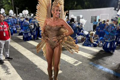Adriane Galisteu se transforma em falcão para abrir desfile da Portela