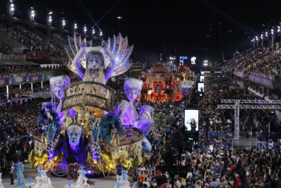 Portela exalta negritude com desfile grandioso, mas derrapa no fim