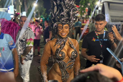 Evelyn Bastos exalta Mangueira antes de desfile: 'Muita garra'