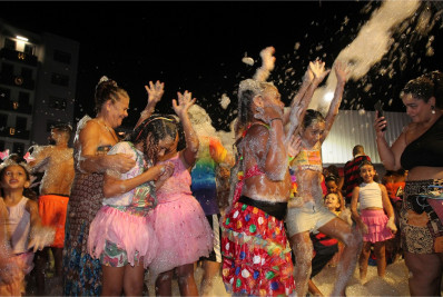 Bailinho infantil reúne famílias e movimenta a Praça Nilo Peçanha