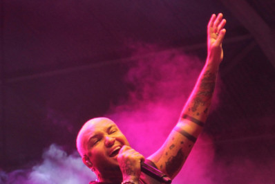 Suel comanda quarta noite do Barra Folia 2026 e reúne milhares de pessoas na Praça Nilo Peçanha