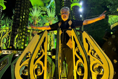 Homenagem a Rita Lee! Roberto de Carvalho desfila com a Mocidade Independente