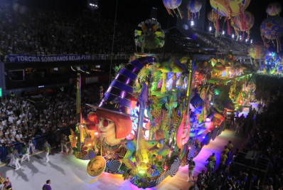 Mocidade abre segundo dia de desfiles com homenagem criativa e colorida à Rita Lee