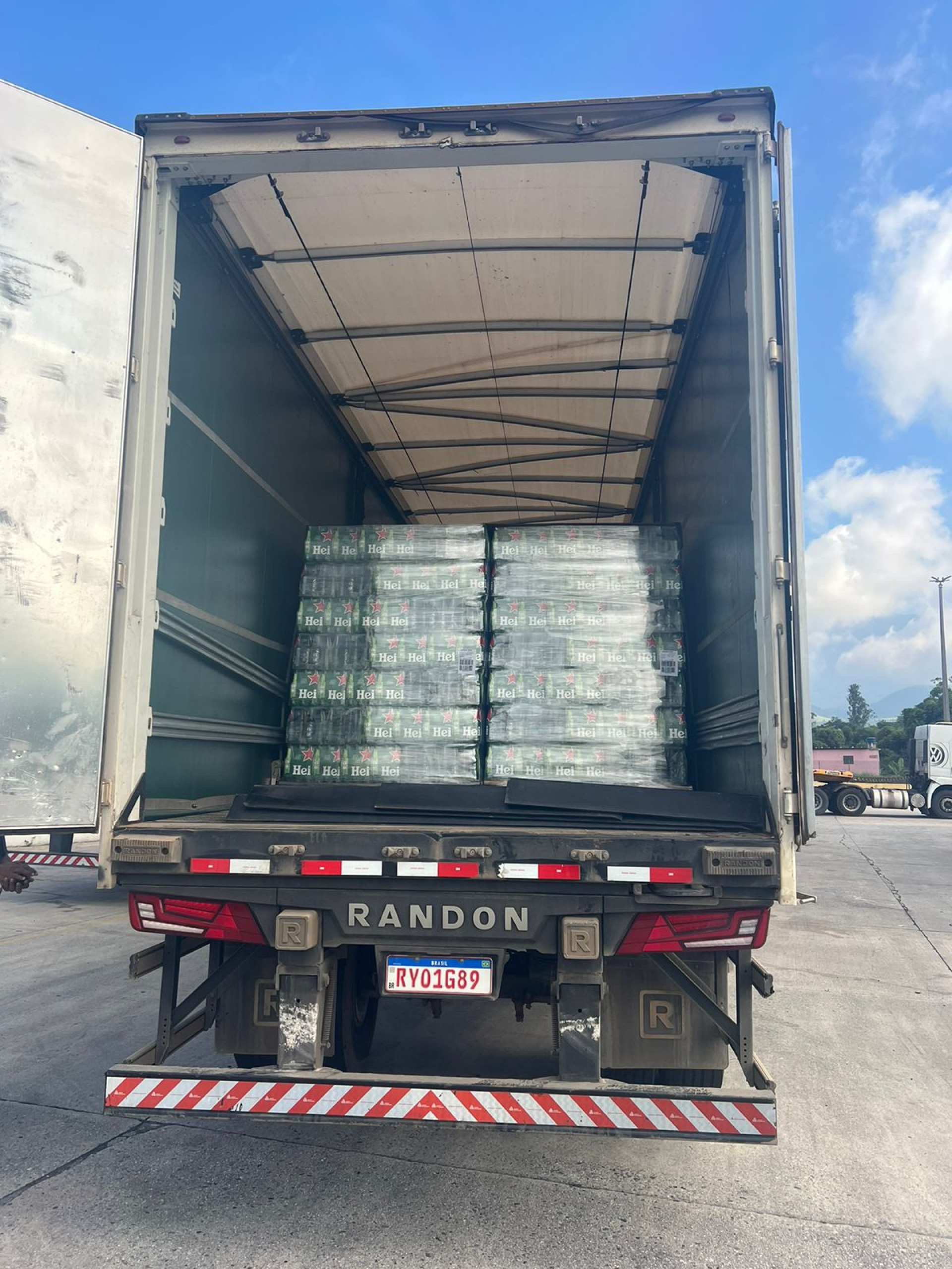 Entorpecentes ficavam escondidos em caminhões de carga de cerveja  - Divulgação 