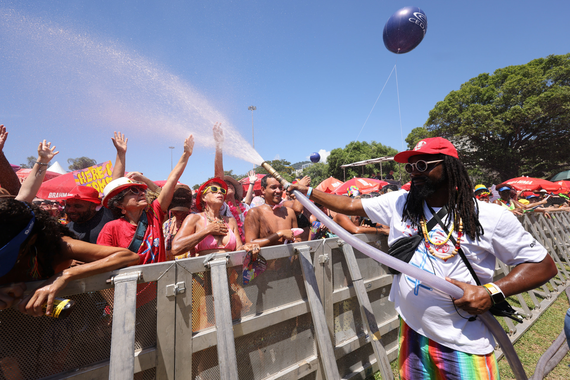 Foliões se refrescando durante o bloco  - Wagner Meier / Riotur