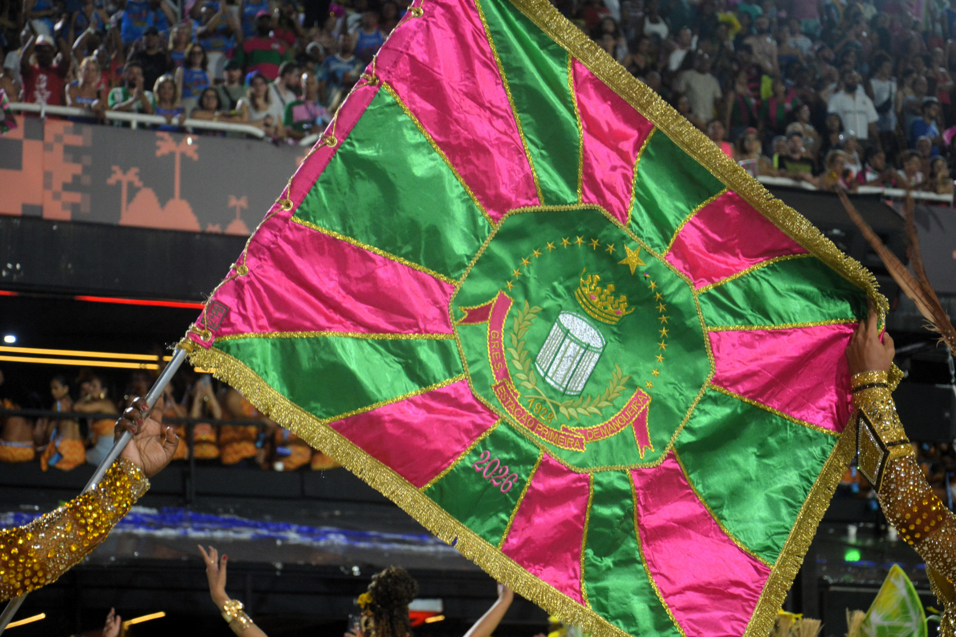 Casal de mestre-sala e porta-bandeira da Mangueira - Foto: Clara Radovicz / Riotur