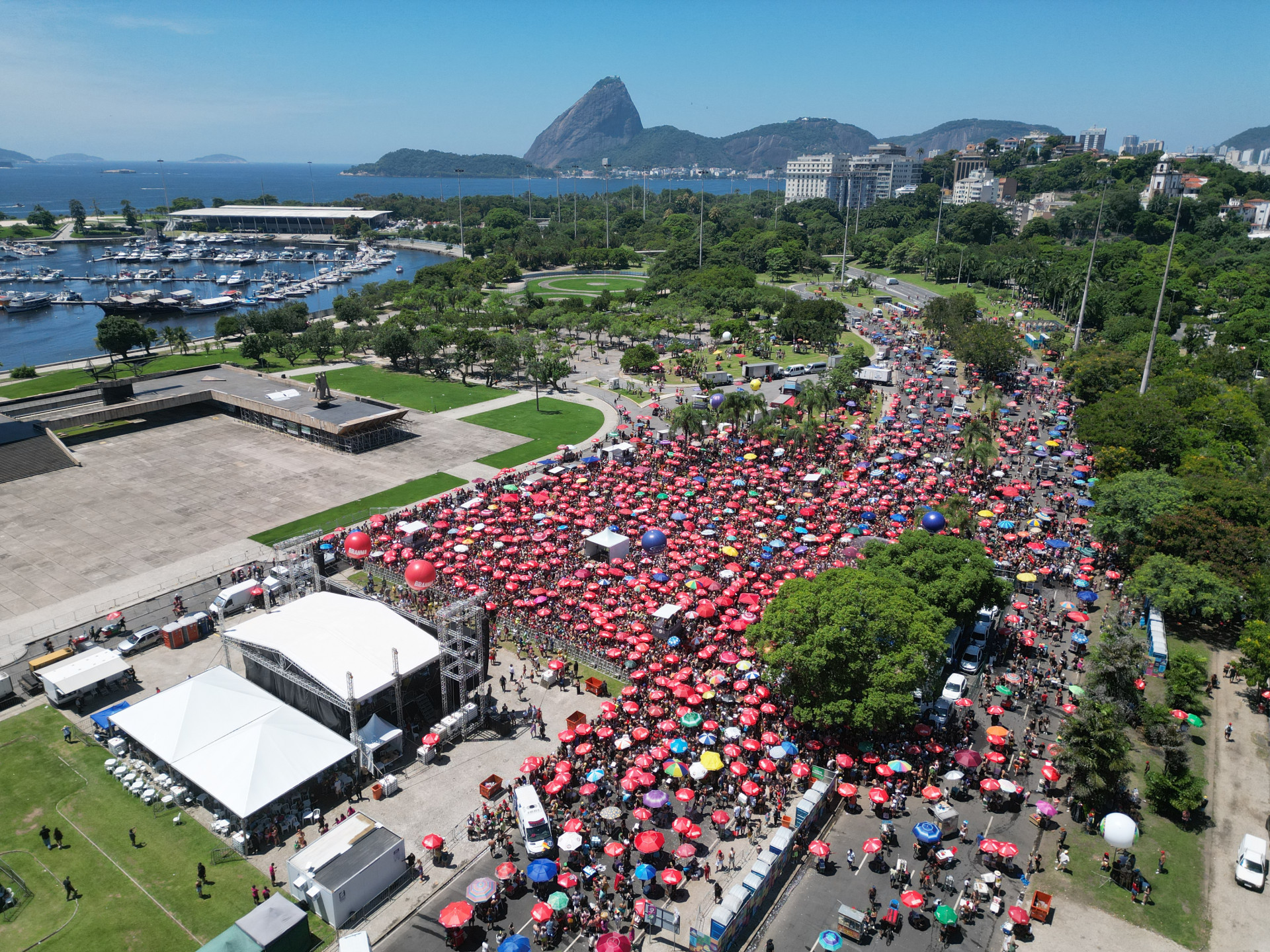 Bloco reuniu milhares de pessoas nesta segunda-feira (16) - Wagner Meier / Riotur
