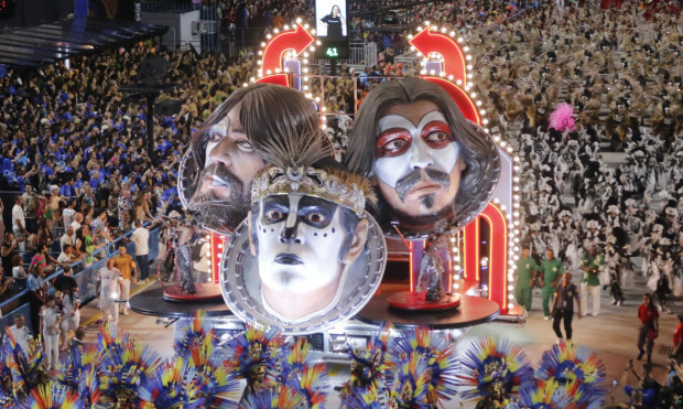 Exuberante, Imperatriz exalta Ney Matogrosso com desfile 'camaleônico'