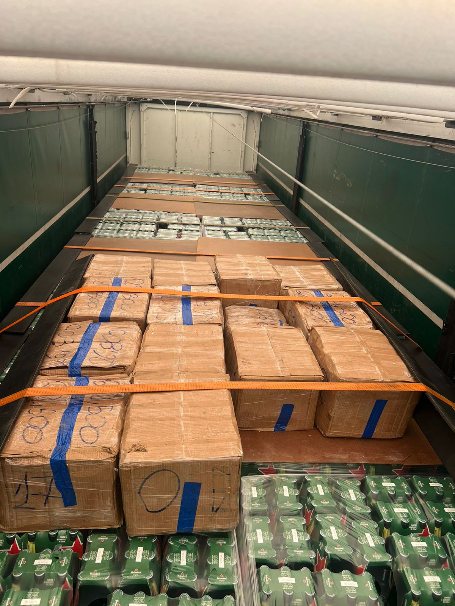 Entorpecentes ficavam escondidos em caminhões de carga de cerveja  - Divulgação 