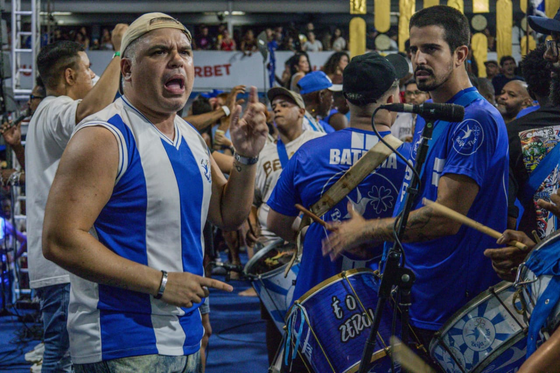 Xunei atua como diretor de bateria da Beija-Flor. Ao lado, Enzo Celulari - Wesley Barbosa/Ceciejr
