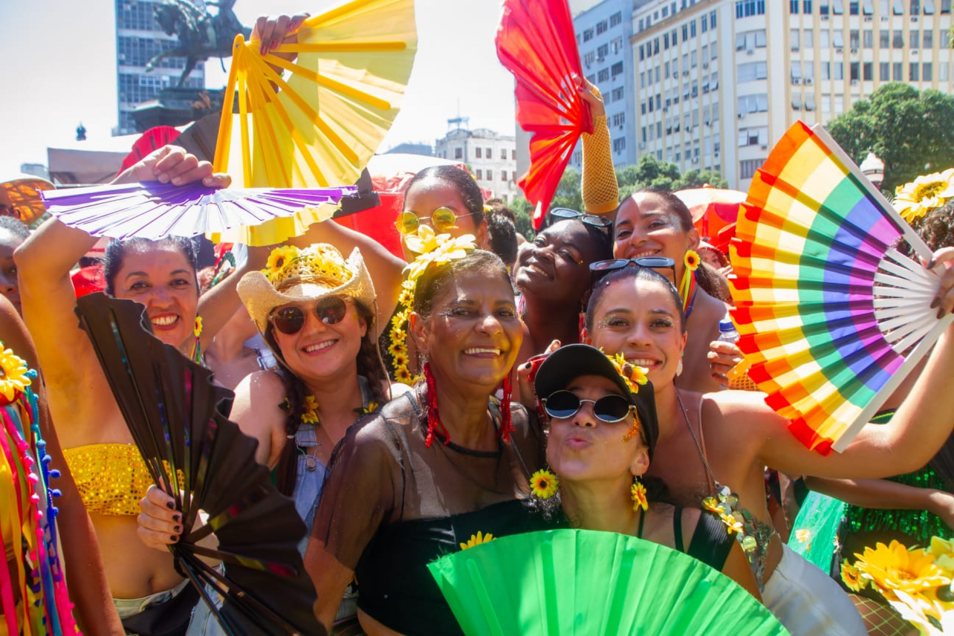 Joana D'arc, presente no Que Pena Amor, posa com brincos vermelhos e blusa de tule preta - Érica Martin / Agência O Dia