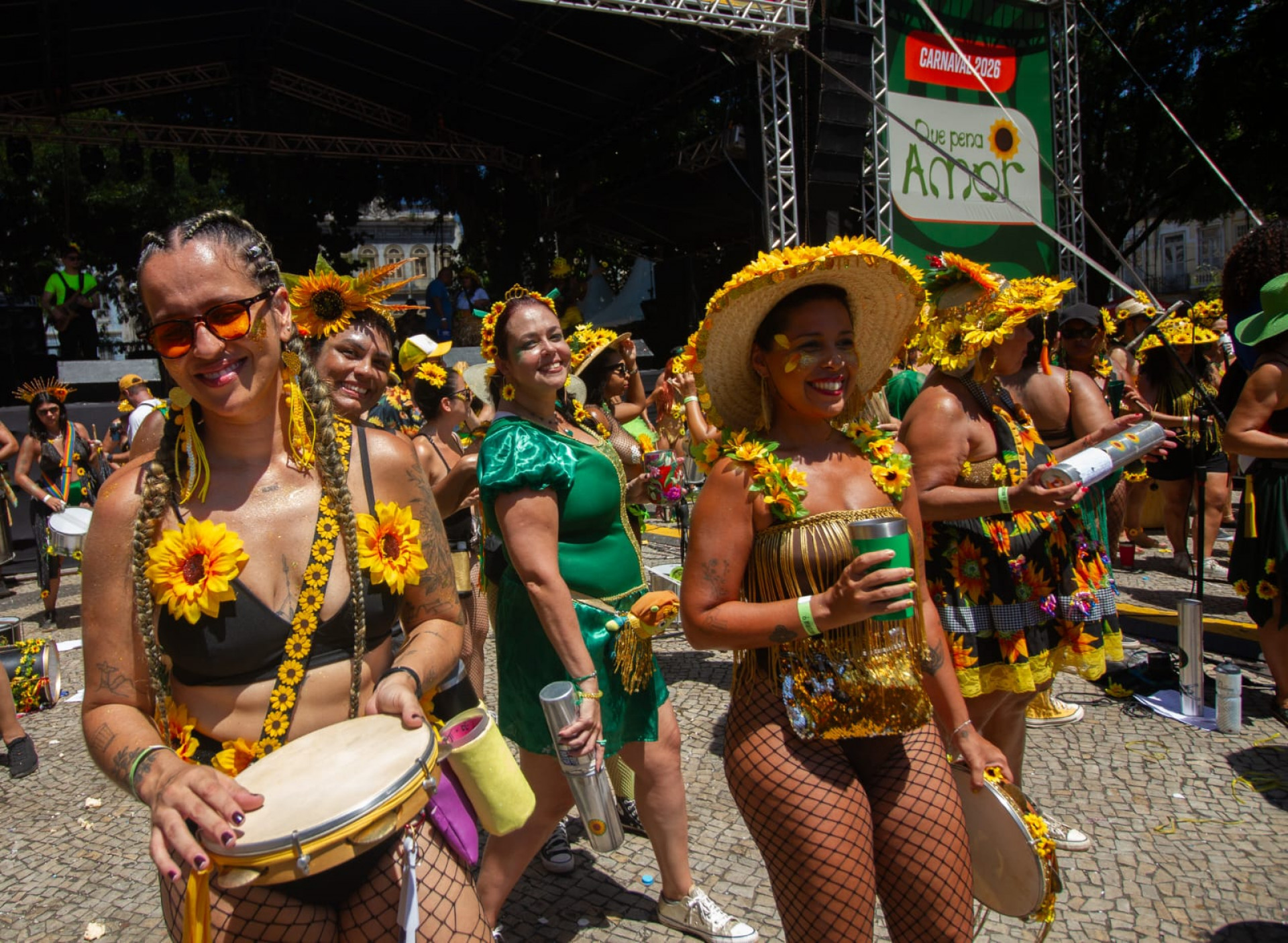 Musicistas vestidas com fantasia de girassóis, símbolo oficial do bloco - Érica Martin / Agência O Dia