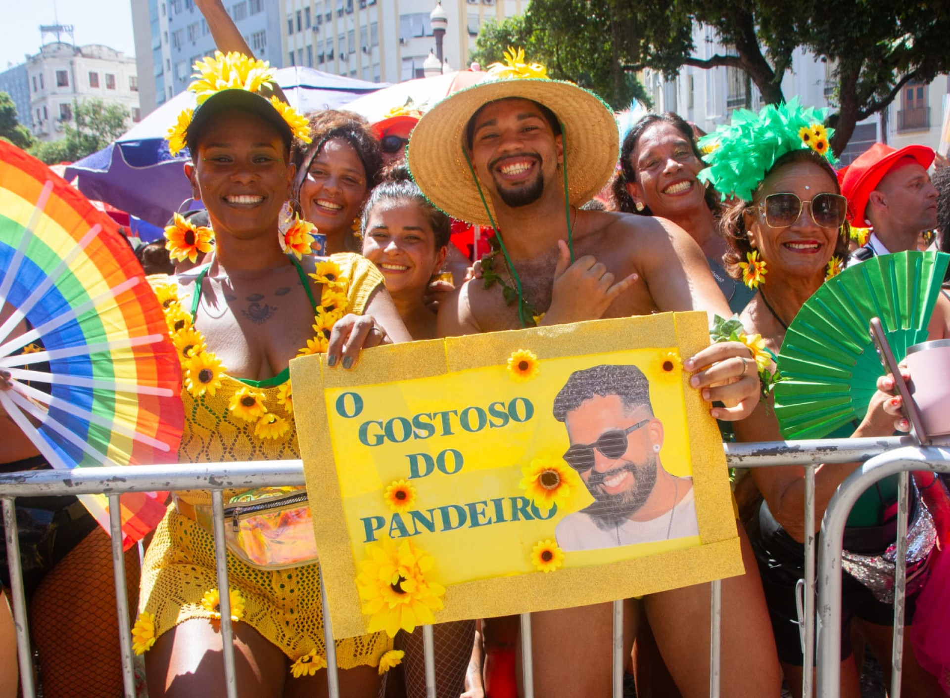 Valmir de Almeida, 26, segura placa elogiando namorado, que toca pandeiro na banda do Que Pena Amor - Érica Martin / Agência O Dia