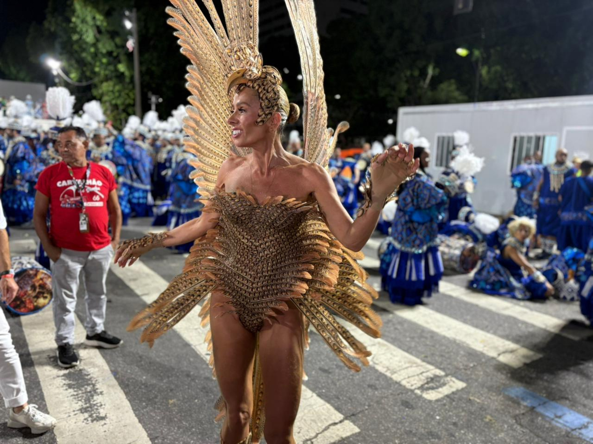Vestida de Falcão Lanário, Adriane Galisteu contou que ficou muito feliz ao descobrir que representaria a ave - Manuella Viégas/ Agência O Dia