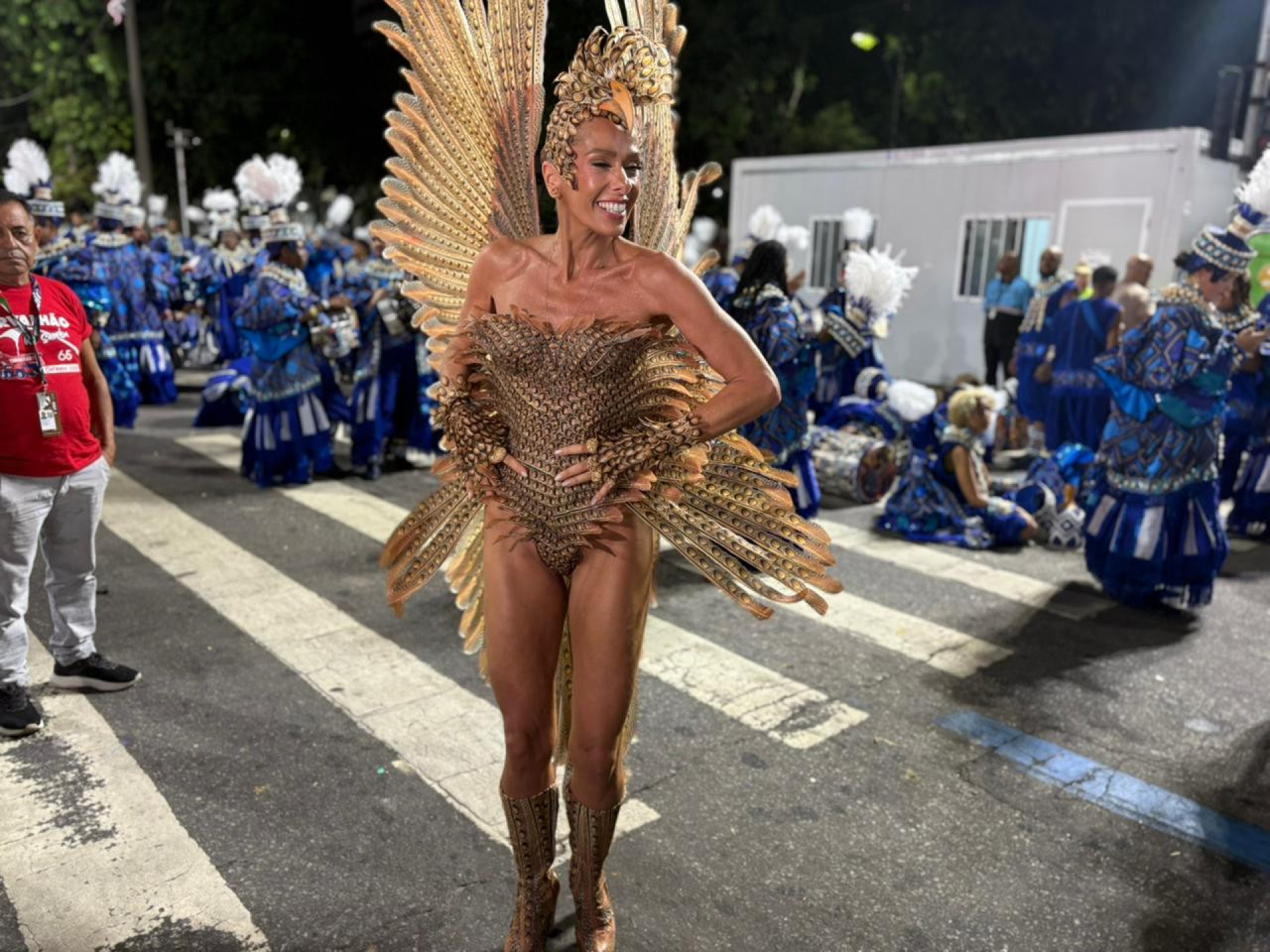 Vestida de Falcão Lanário, Adriane Galisteu contou que ficou muito feliz ao descobrir que representaria a ave - Manuella Viégas/ Agência O Dia