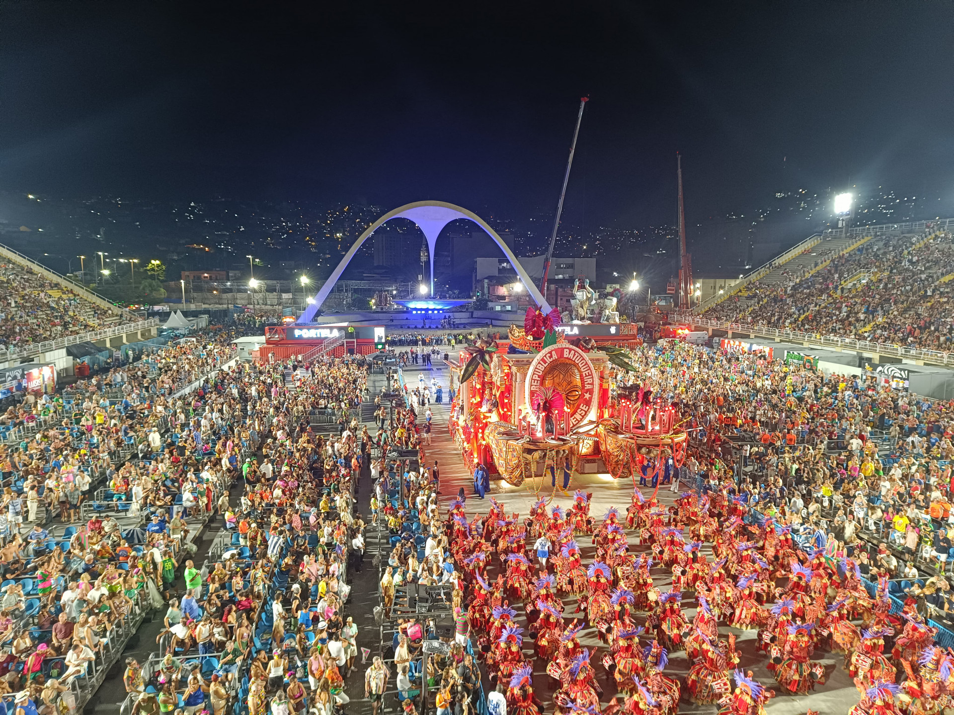 Portela chega à Praça da Apoteose  - Foto: Carlos Elias / Agência O Dia