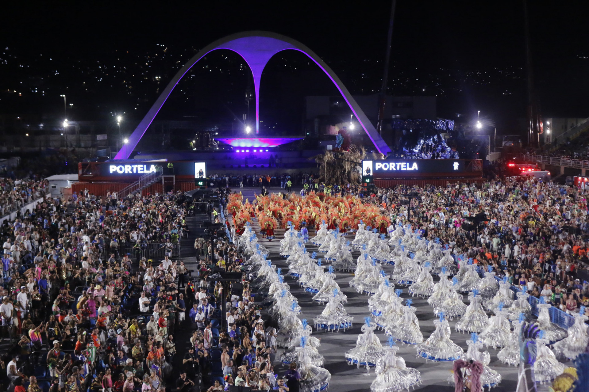 Portela desfila na Marquês de Sapucaí - Foto: Carlos Elias / Agência O Dia