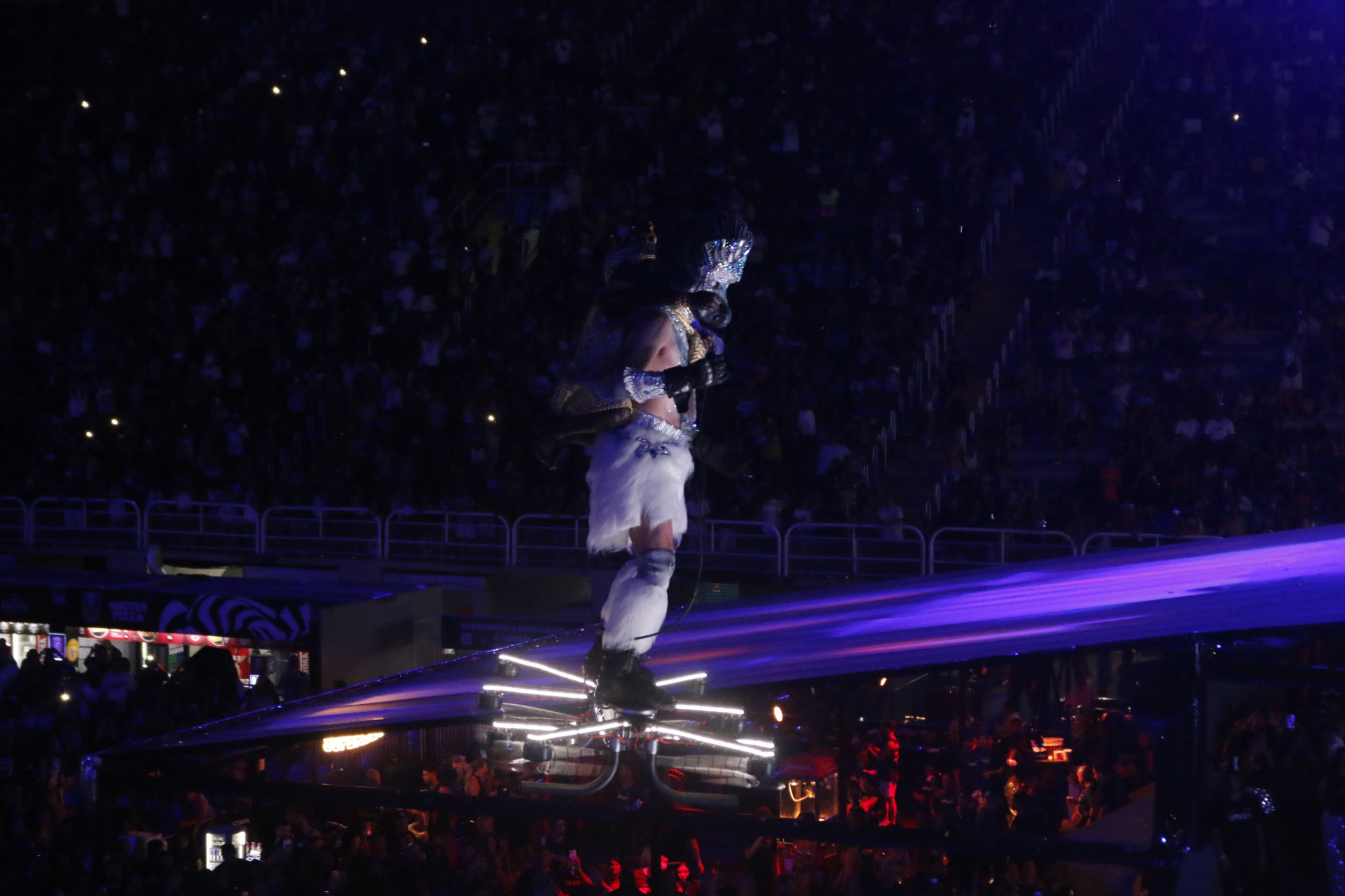 Integrante da Portela 'voa' na Marquês de Sapucaí - Foto: Carlos Elias / Agência O Dia