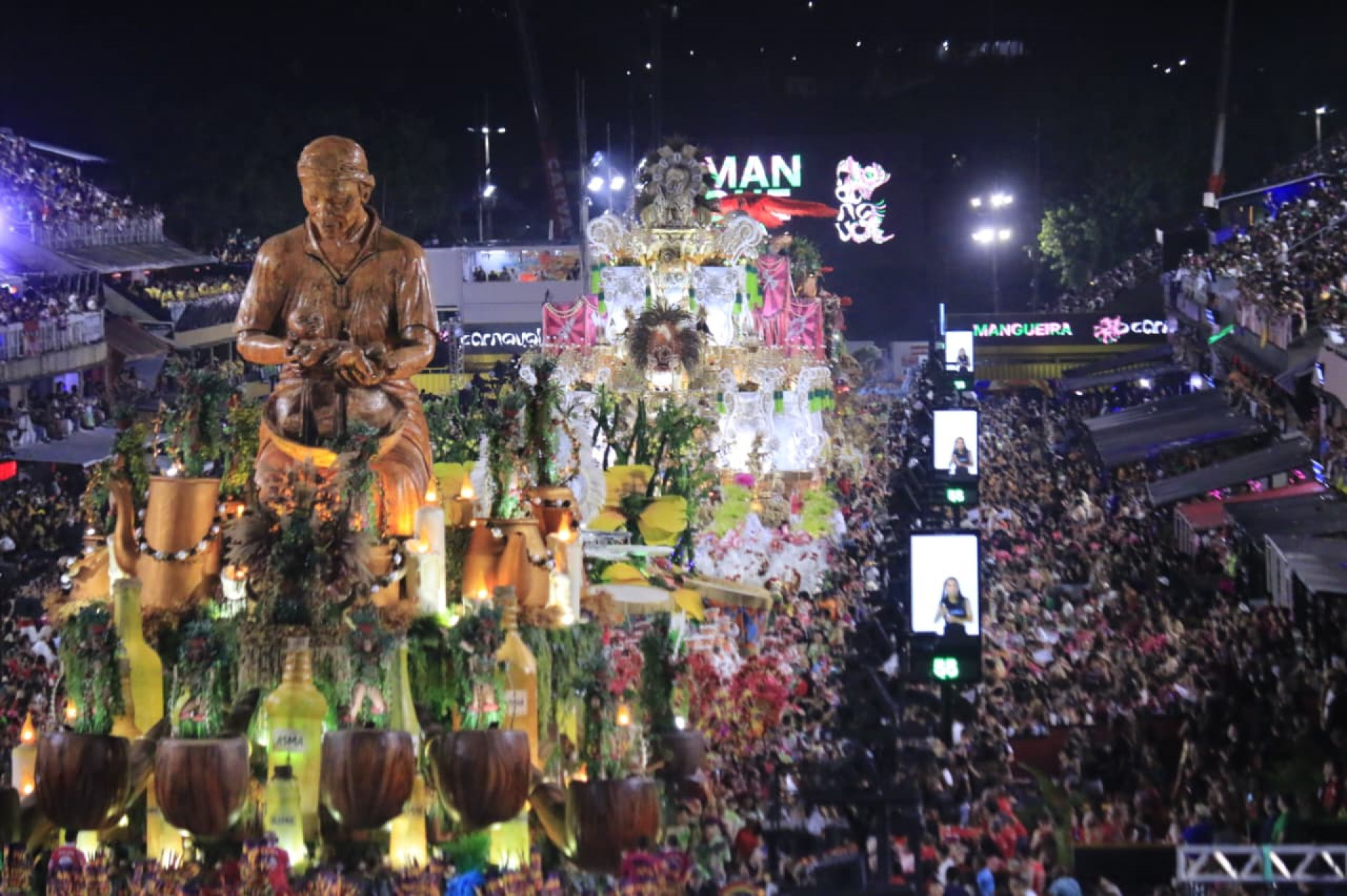 Mangueira desfila na Sapuca&iacute; com homenagem ao Mestre Sacaca